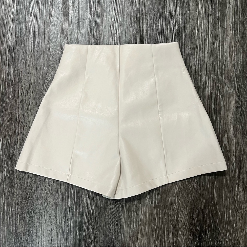 Faux leather beige shorts, S